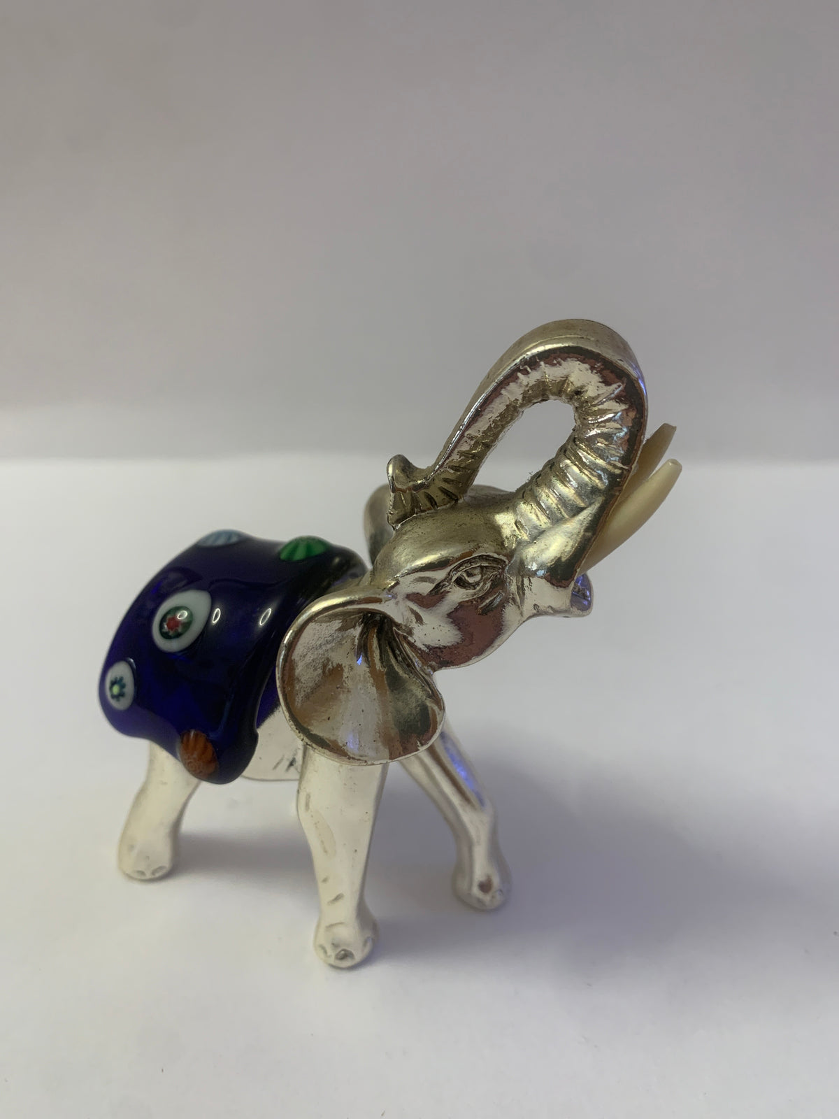 Statuina Elefante Portafortuna in Metallo Placcato Argento e Vetro di Murano con Murrine