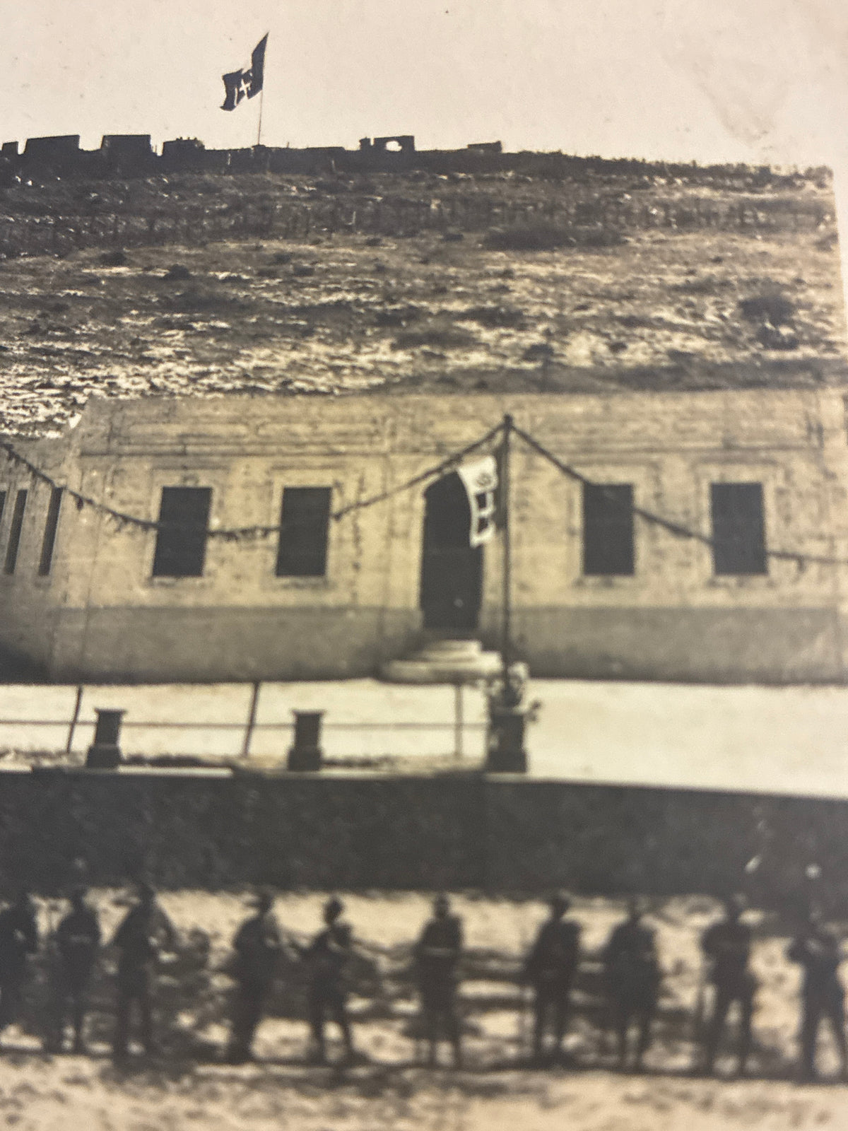 Cartolina postale italiana d'epoca coloniale del 1918 con truppe in linea davanti al fortino militare di Azizia in Libia.