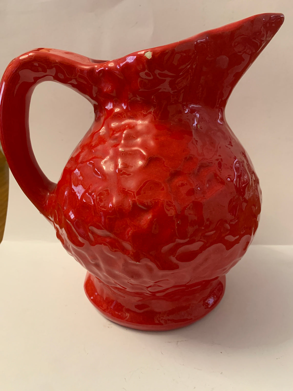 Brocca vintage in ceramica rossa con decoro floreale dipinto a mano.