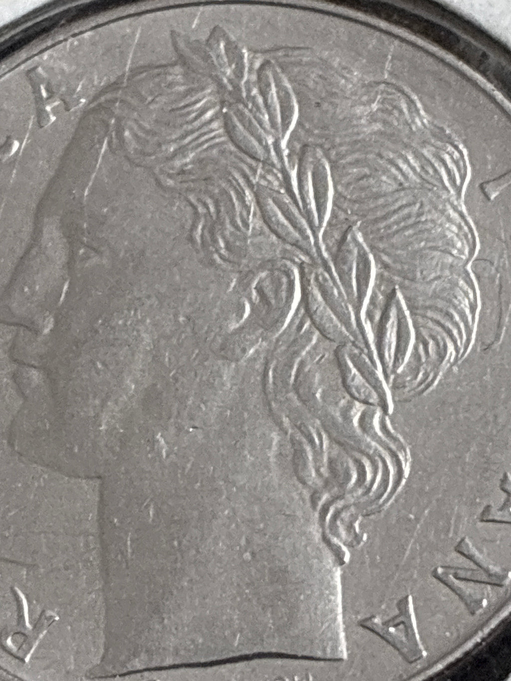 100 lire 1977 Errore di Conio per Mancanza di Metallo sulla Guancia al Dritto