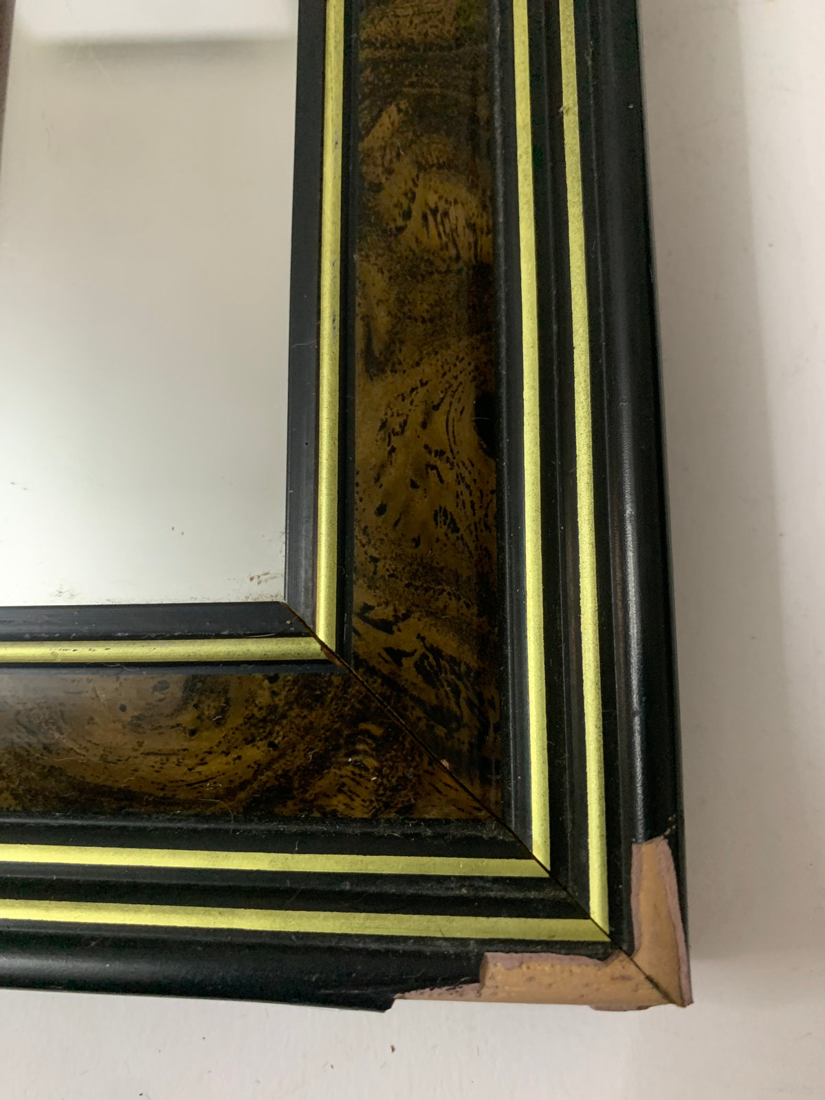 Quadro Specchio Con Bassorilievo Paesaggio In Cornice Radica E Oro Vintage
