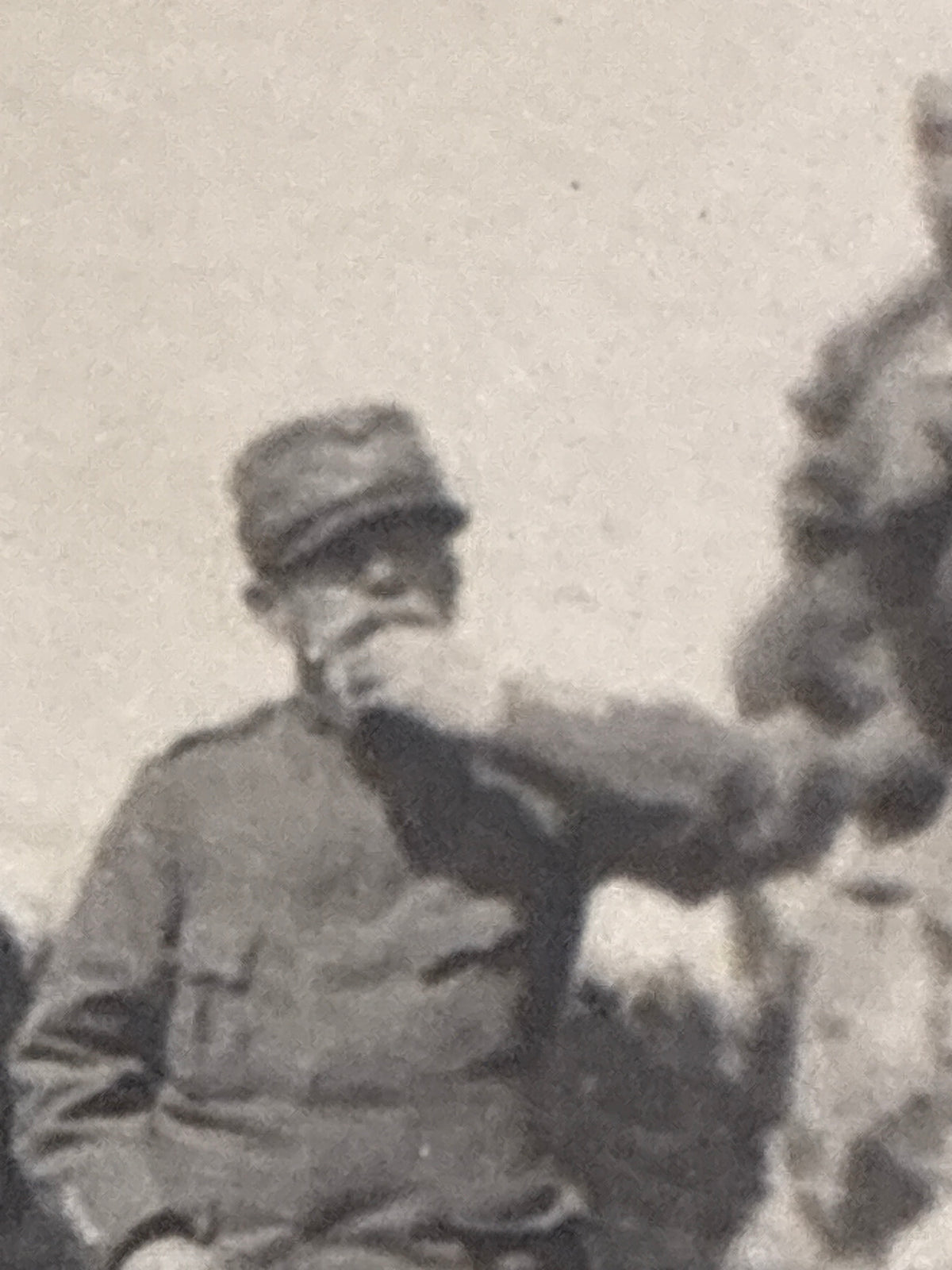 S.A.R. il Duca d'Aosta osserva il Monte San Michele dalla trincea – Rara fotografia originale d'epoca sviluppata al fronte