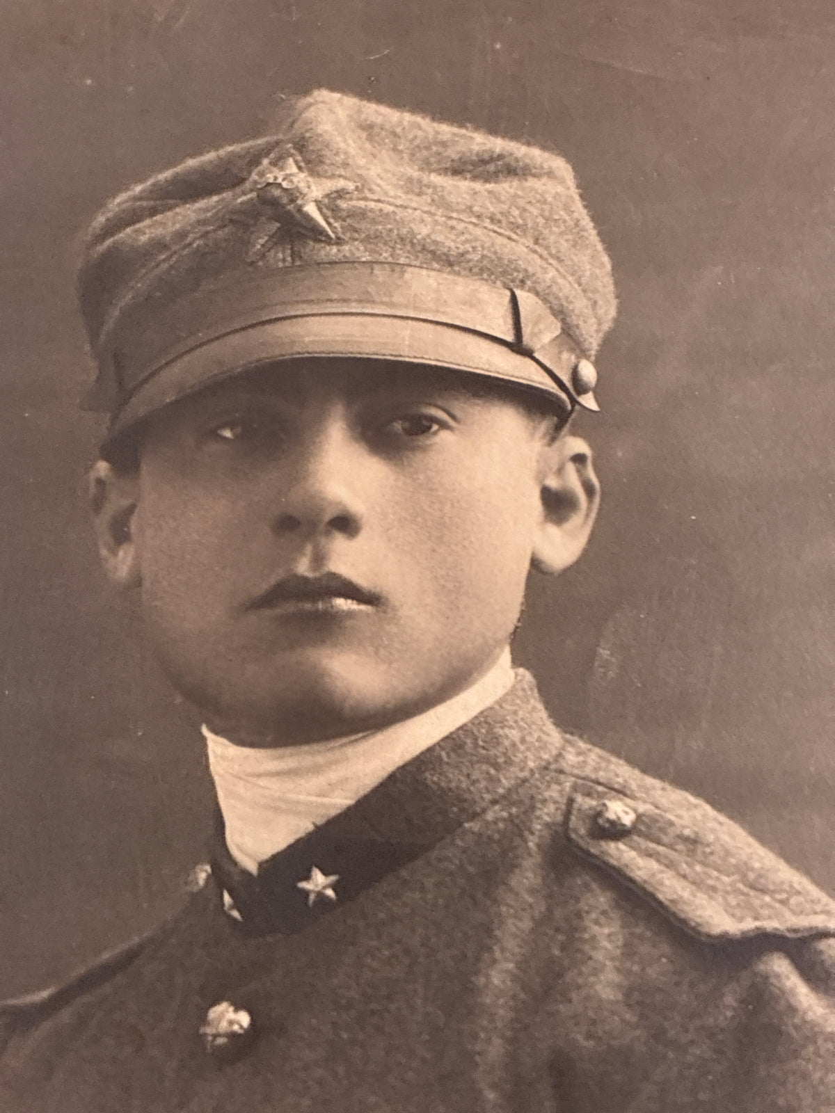 Fotocartolina militare coloniale Regio Esercito Tripoli Libia 1923 con timbro a secco Studio Puccini ritratto soldato in divisa d'epoca
