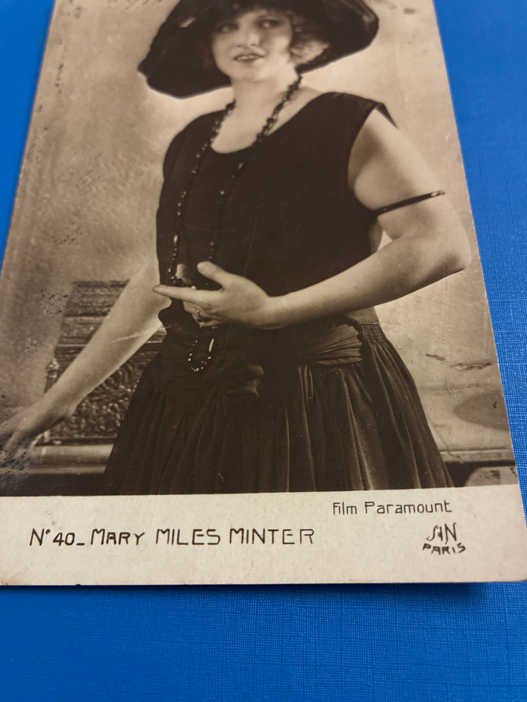 Cartolina fotografica d'epoca della diva del cinema muto Mary Miles Minter edita dalla collana francese SAN Paris per la Film Paramount