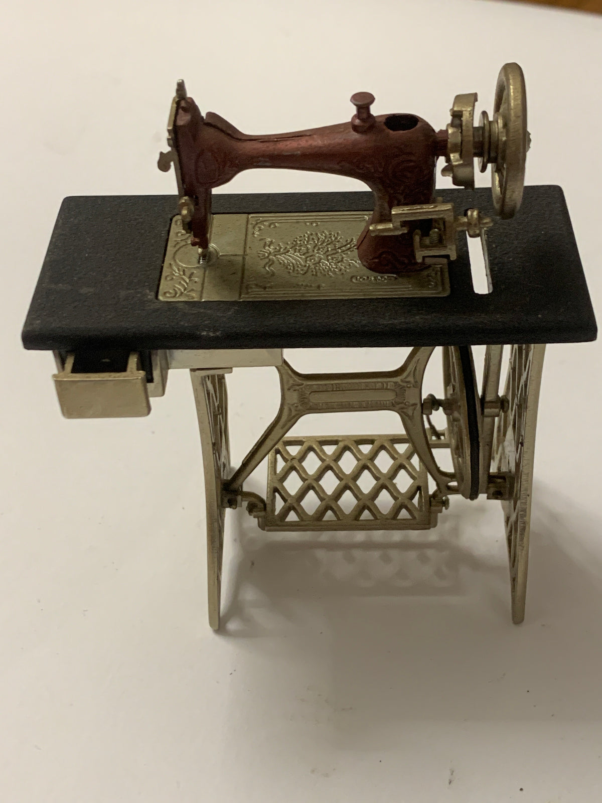 Raro Accendino Vintage da Tavolo a Forma di Macchina da Cucire d'Epoca