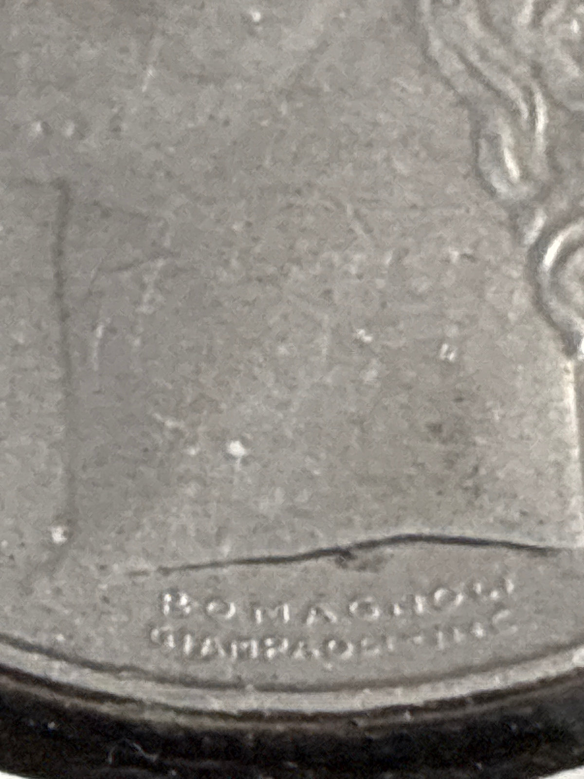 100 lire del 1974 Minerva variante errore di conio mezzalunetta in incuso sotto collo