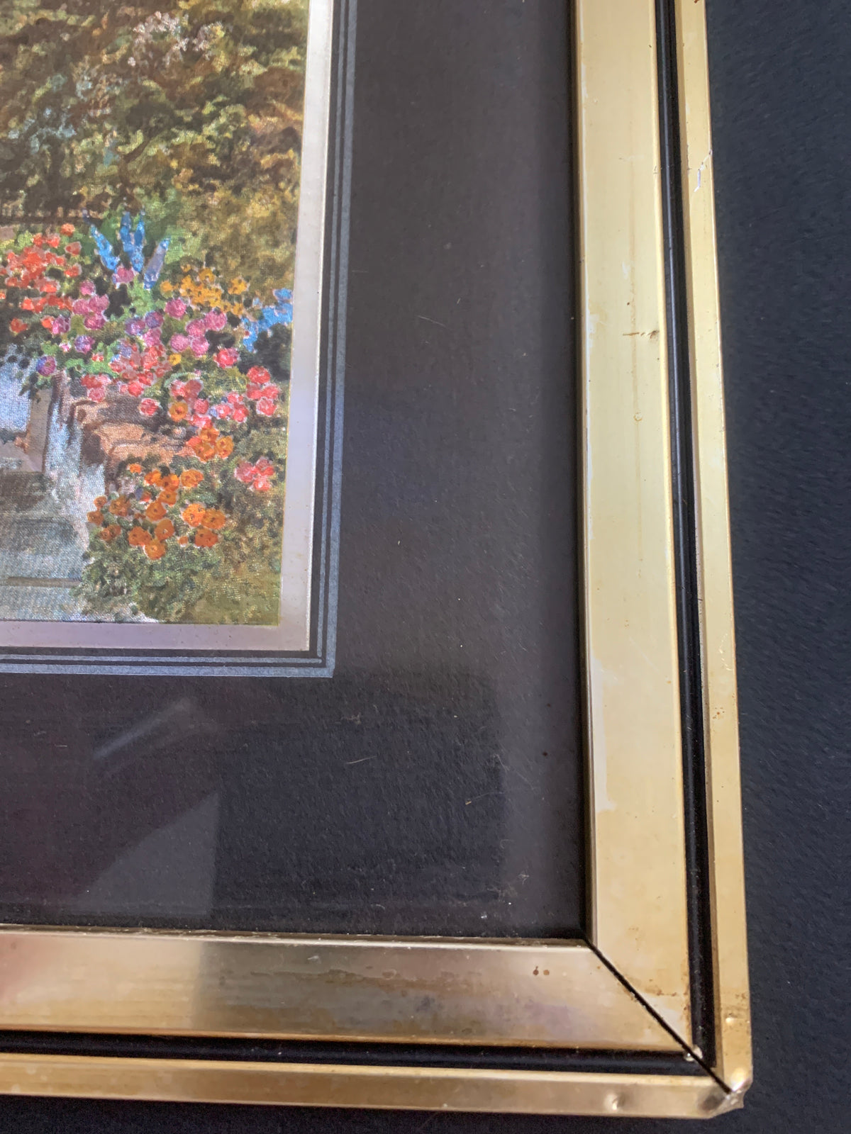 Quadro Vintage su Lamina Argentata – Scorcio di Borgo Marinaro fiorito con Mare