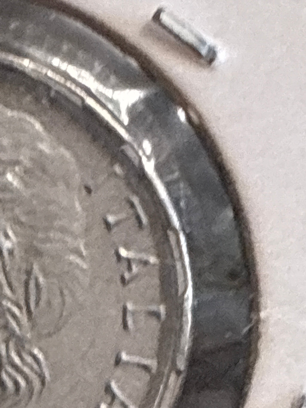 100 lire del 1982 Minerva errore rottura della grondaia e piccole fratture multiple al dritto e sul numero 9