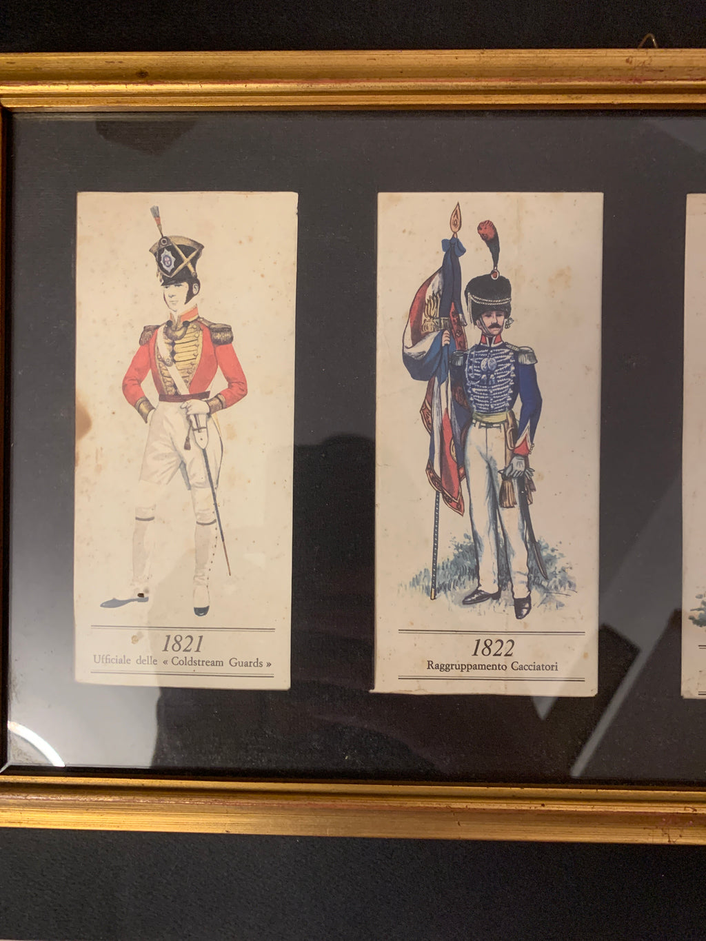 Serie di 3 quadri con stampe di uniformi militari storiche (1725-1863)