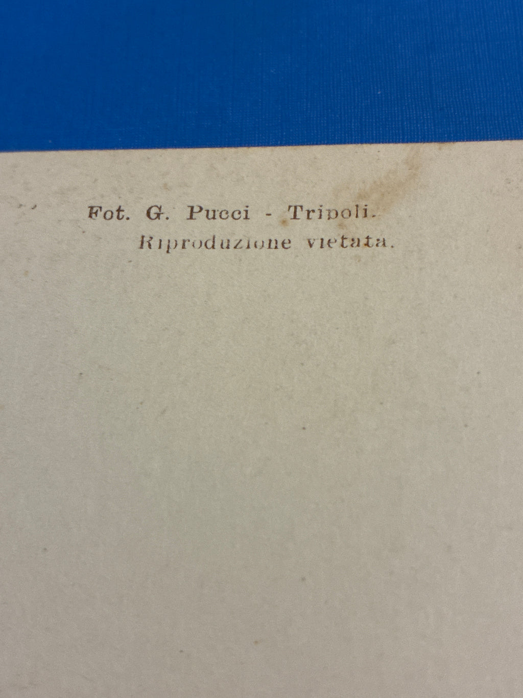 Cartolina postale d'epoca coloniale con veduta notturna animata del Suk el Turch a Tripoli in Libia edita da A. Traldi Milano su fotografia di G. Pucci Tripoli
