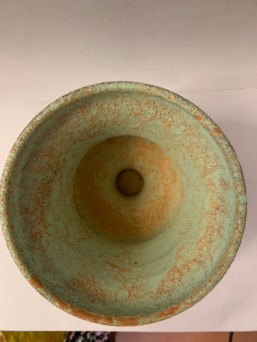 Vaso urna in ceramica artigianale sarda effetto antico "Sardegna" con manici.