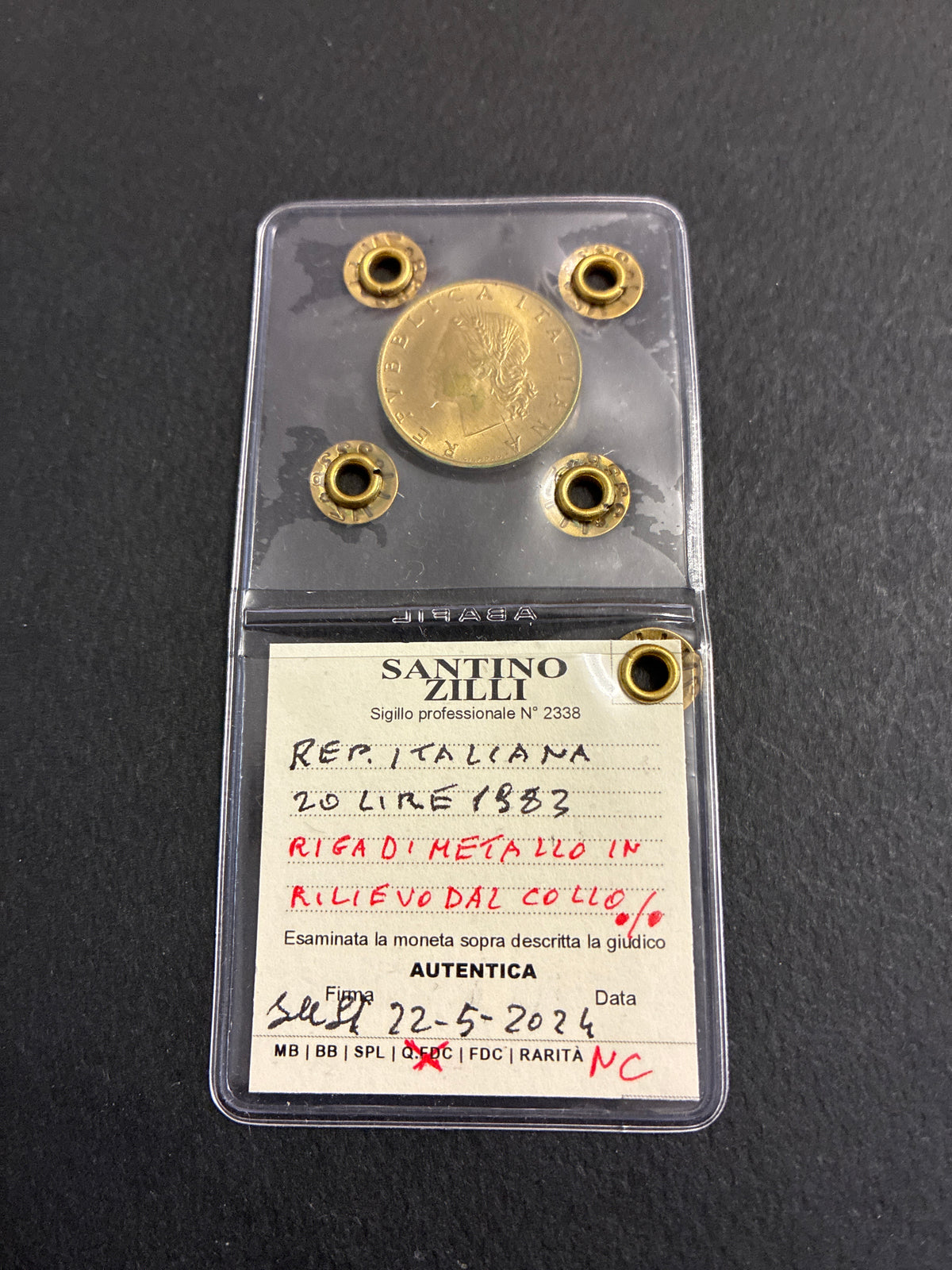 Moneta da 200 Lire 1983 Periziata Zilli - Errore di Conio: Riga di Metallo in Rilievo dal Collo al Bordo Verticale Q.FDC