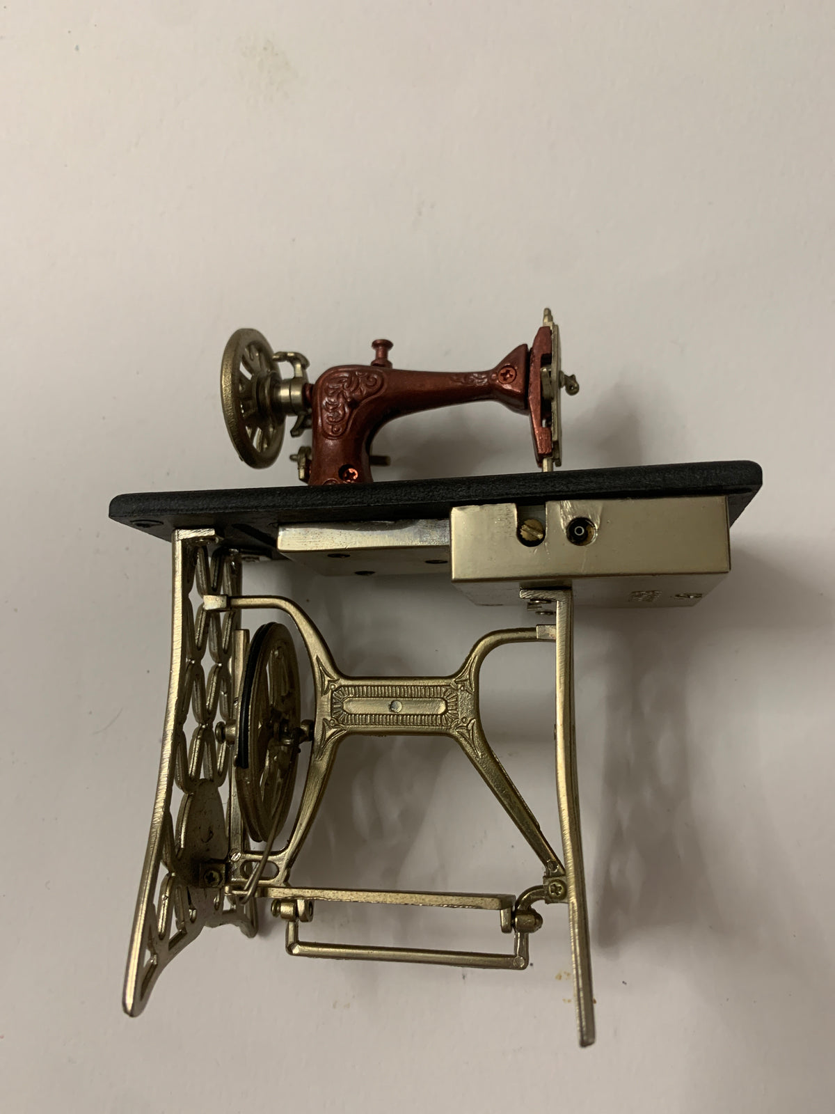 Raro Accendino Vintage da Tavolo a Forma di Macchina da Cucire d'Epoca