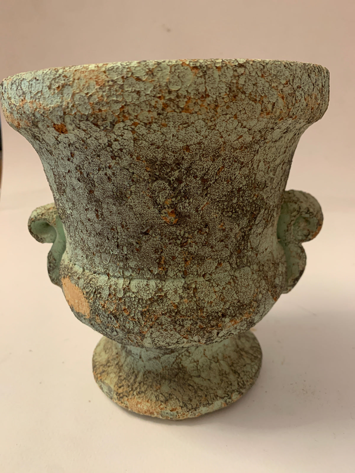 Vaso urna in ceramica artigianale sarda effetto antico "Sardegna" con manici.