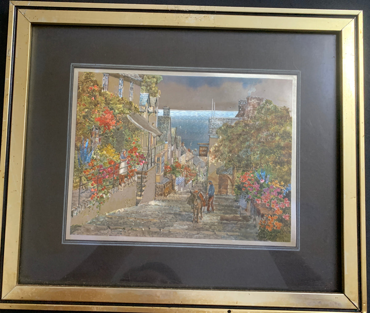 Quadro Vintage su Lamina Argentata – Scorcio di Borgo Marinaro fiorito con Mare