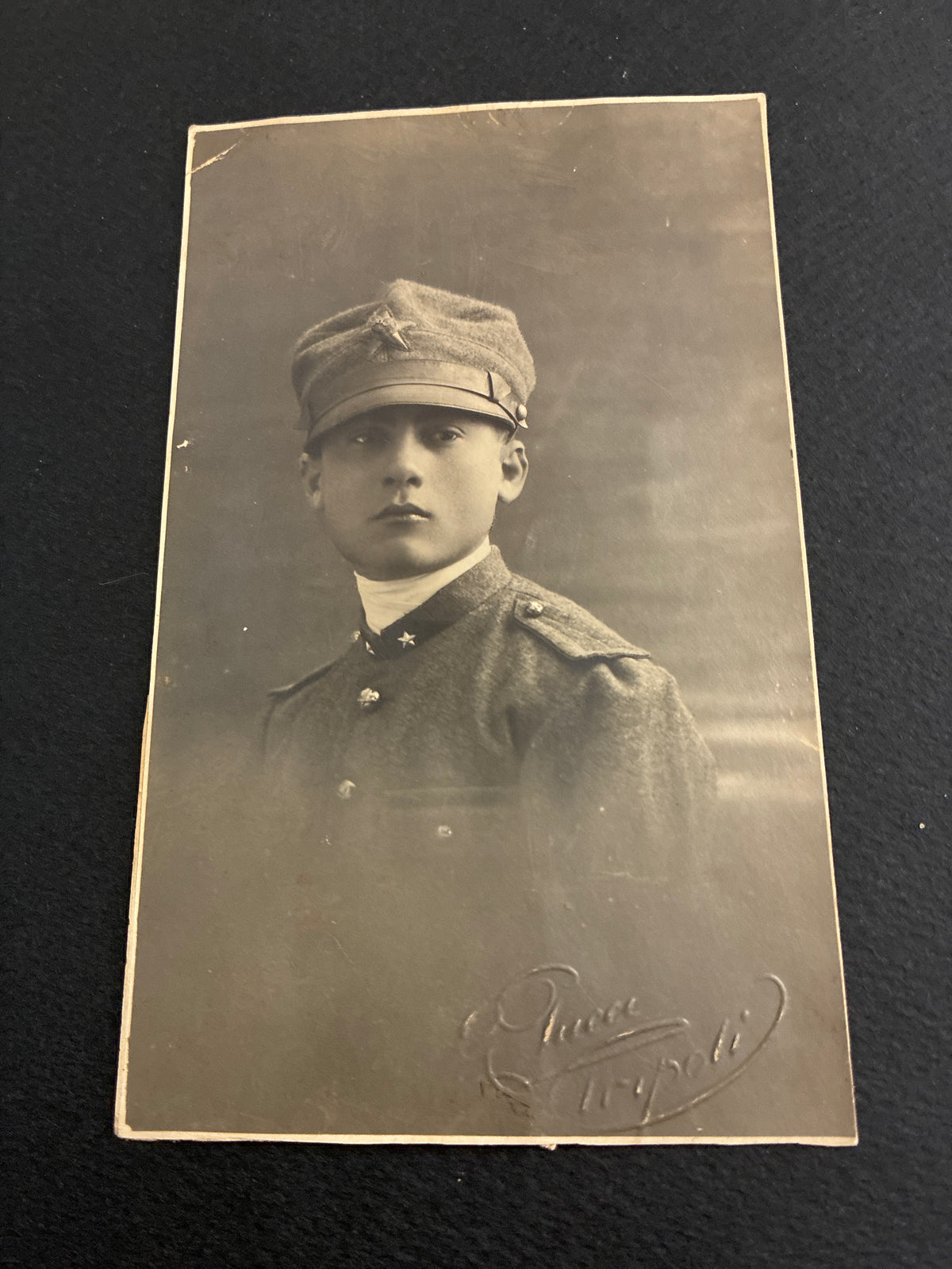 Fotocartolina militare coloniale Regio Esercito Tripoli Libia 1923 con timbro a secco Studio Puccini ritratto soldato in divisa d'epoca