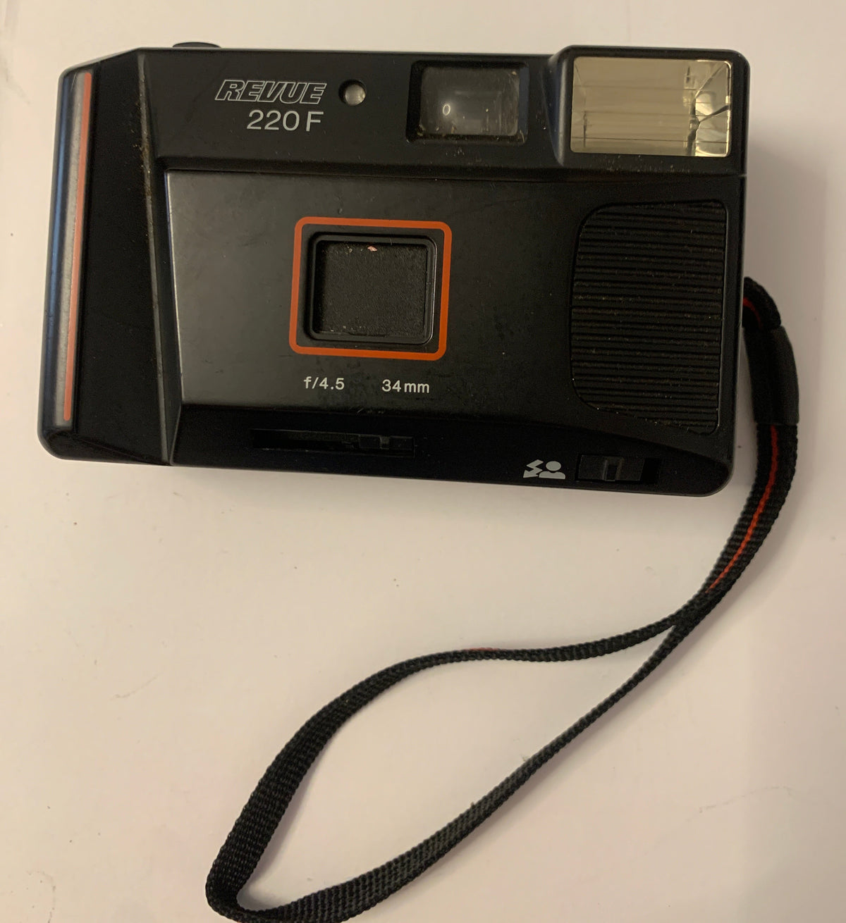 Fotocamera Analogica Compatta Revue 220 F (35mm, Obiettivo 34mm f/4.5)