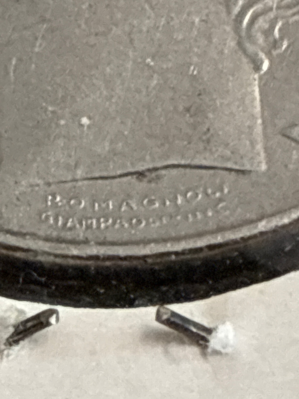 100 lire del 1974 Minerva variante errore di conio mezzalunetta in incuso sotto collo