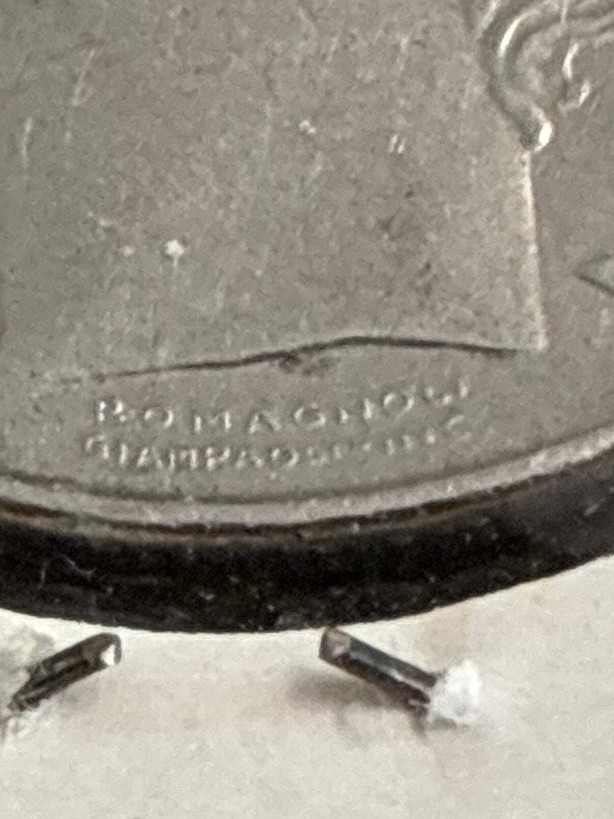 100 lire del 1974 Minerva variante errore di conio mezzalunetta in incuso sotto collo