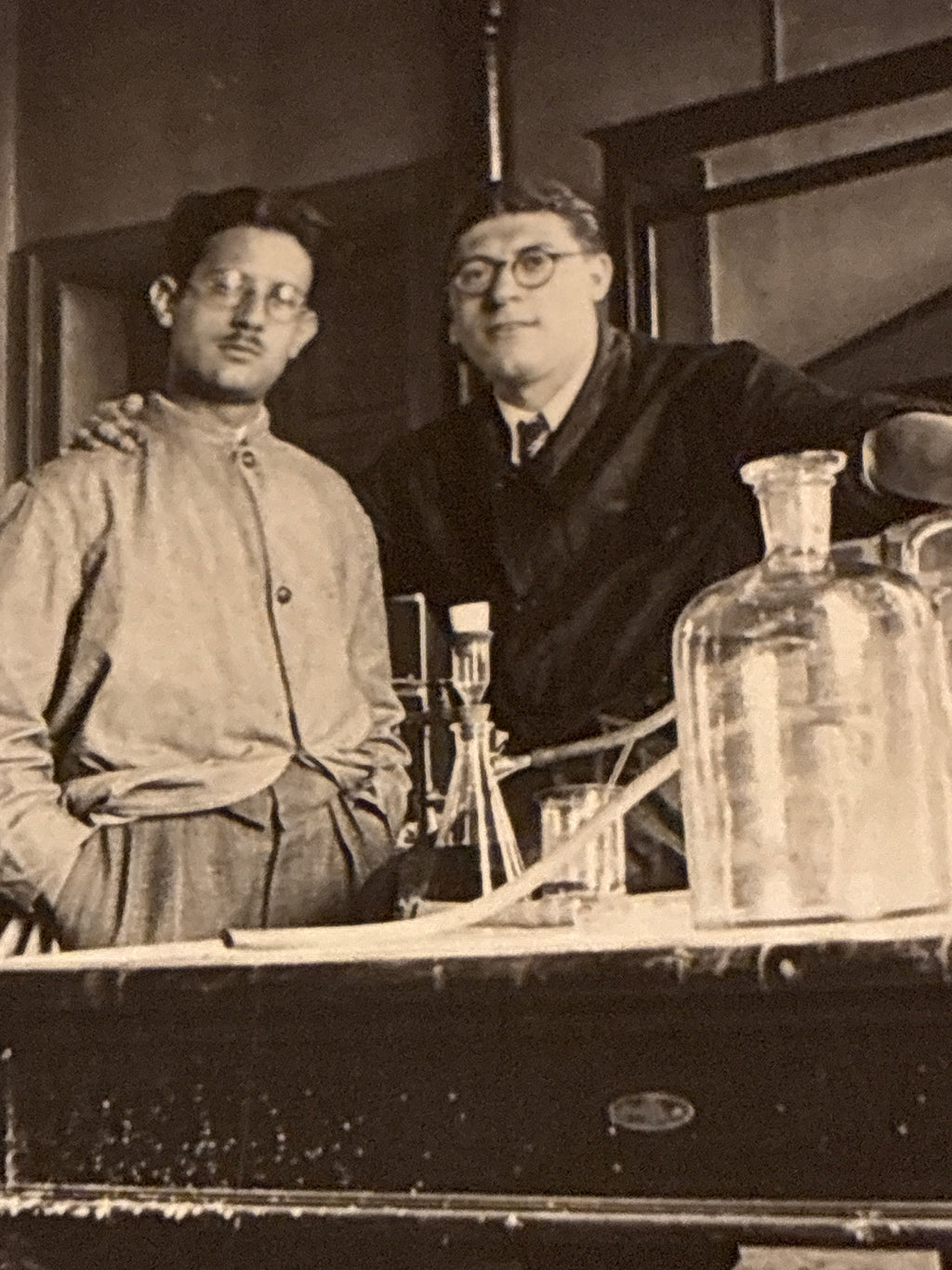 FOTO EPOCA 1936 LABORATORIO DI CHIMICA ORGANICA CON CARLO DABALÀ IN UNIVERSITÀ