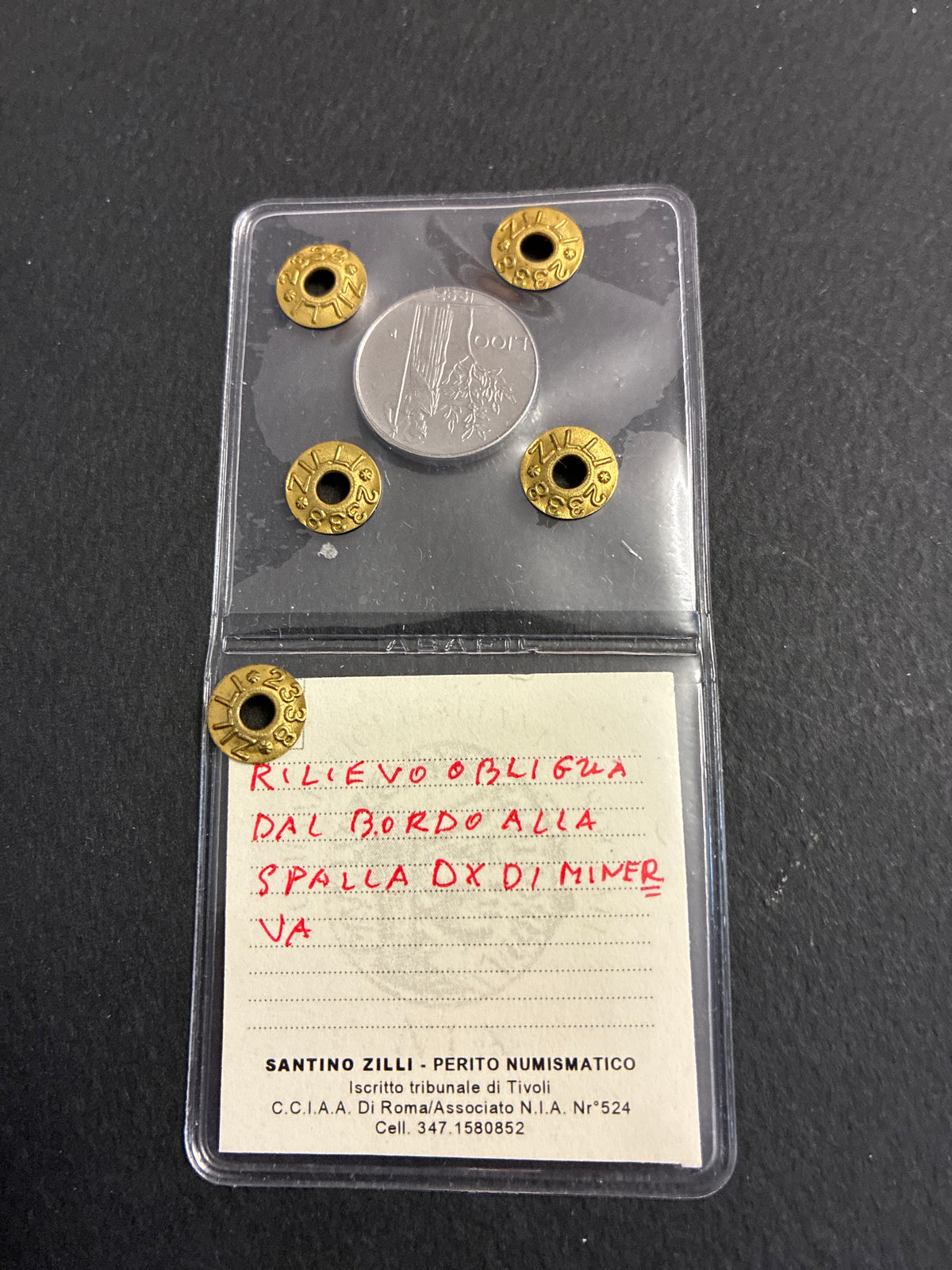 Moneta da 100 Lire 1992 Periziata Zilli - Errore di Conio: I Nr 99 Chiusi e Riga di Metallo in Rilievo Obliqua FDC