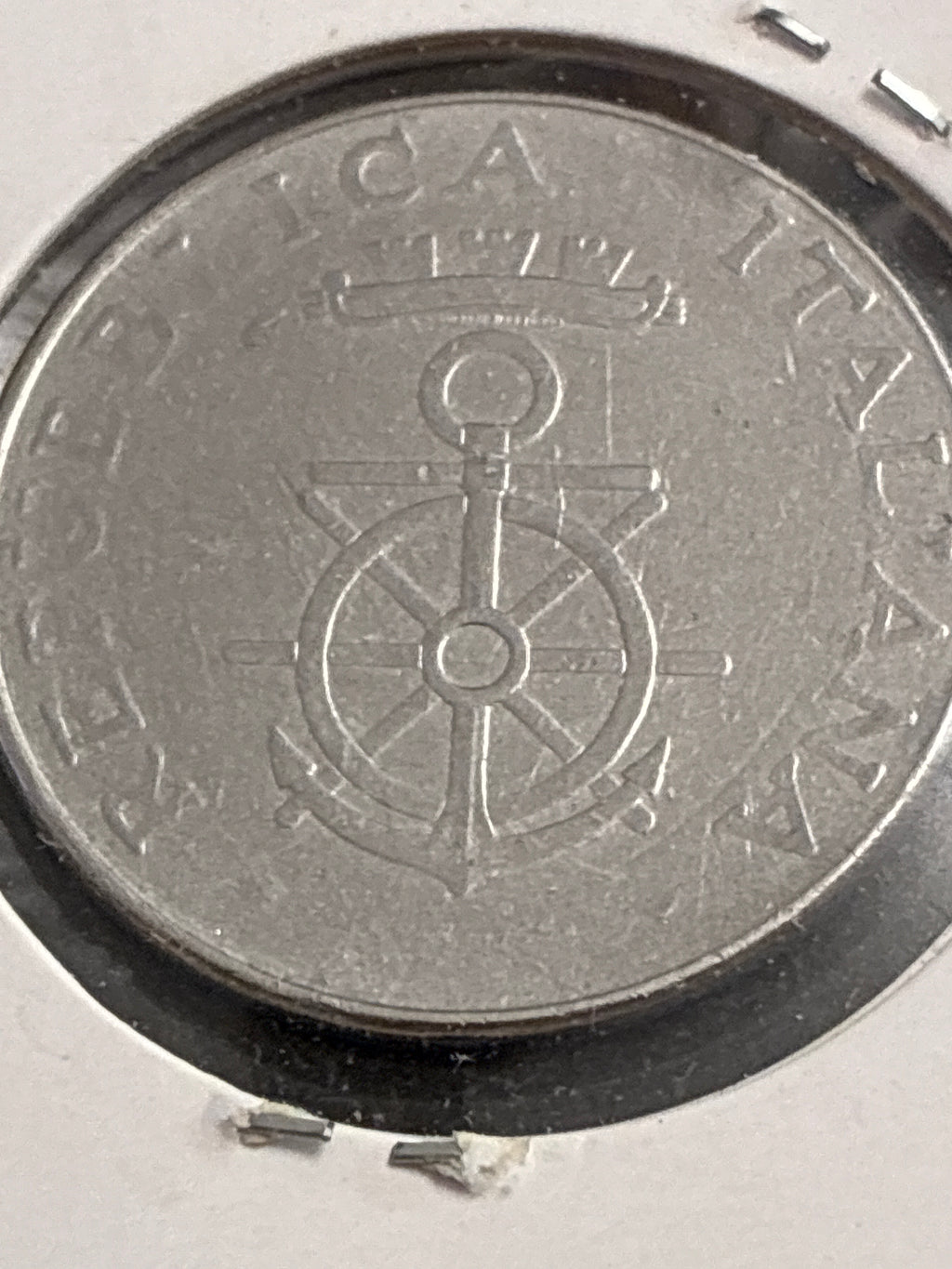 100 lire del 1981 Accademia di Livorno errore di conio senza firma incisore e rombi al dritto