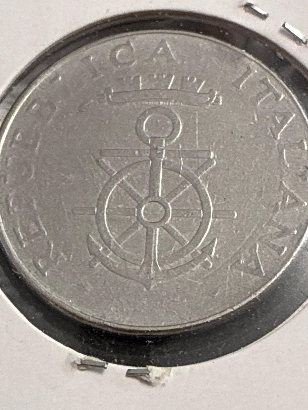 100 lire del 1981 Accademia di Livorno errore di conio senza firma incisore e rombi al dritto