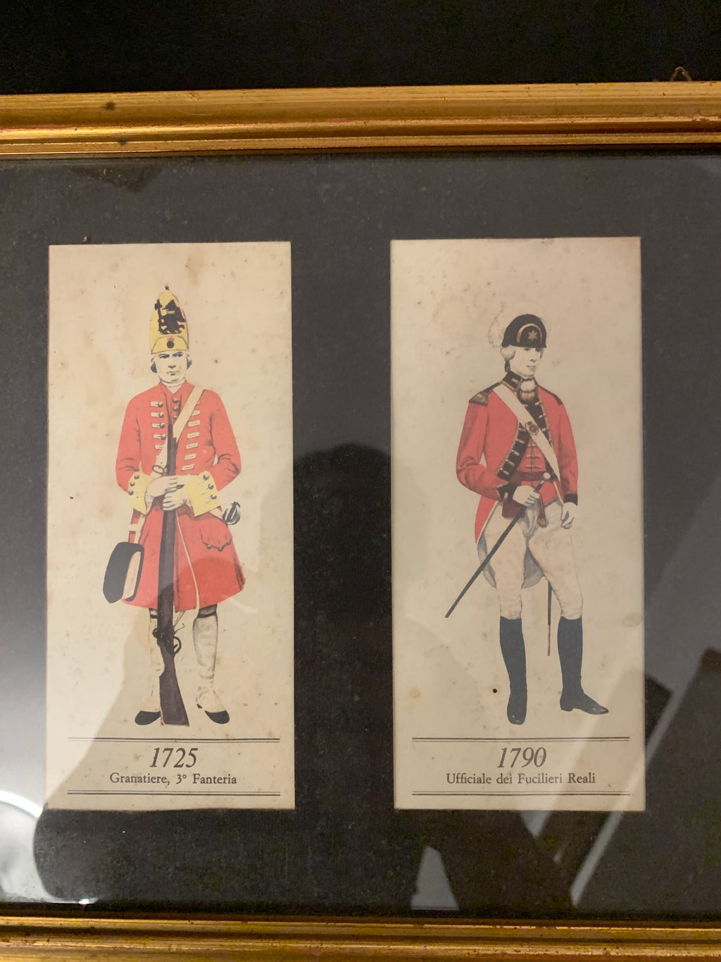 Serie di 3 quadri con stampe di uniformi militari storiche (1725-1863)