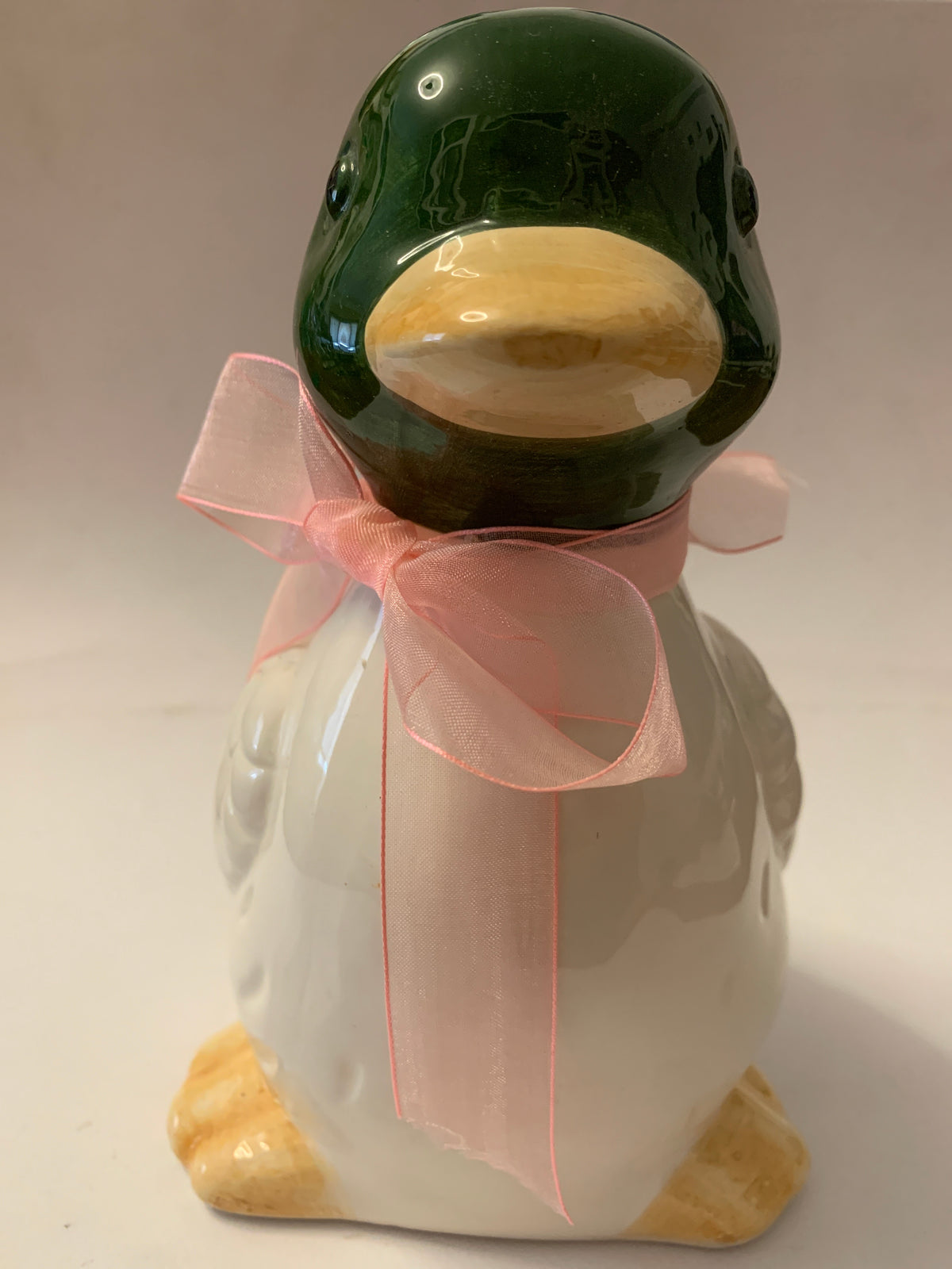 Vaso portafiori in ceramica a forma di anatra con fiocco rosa