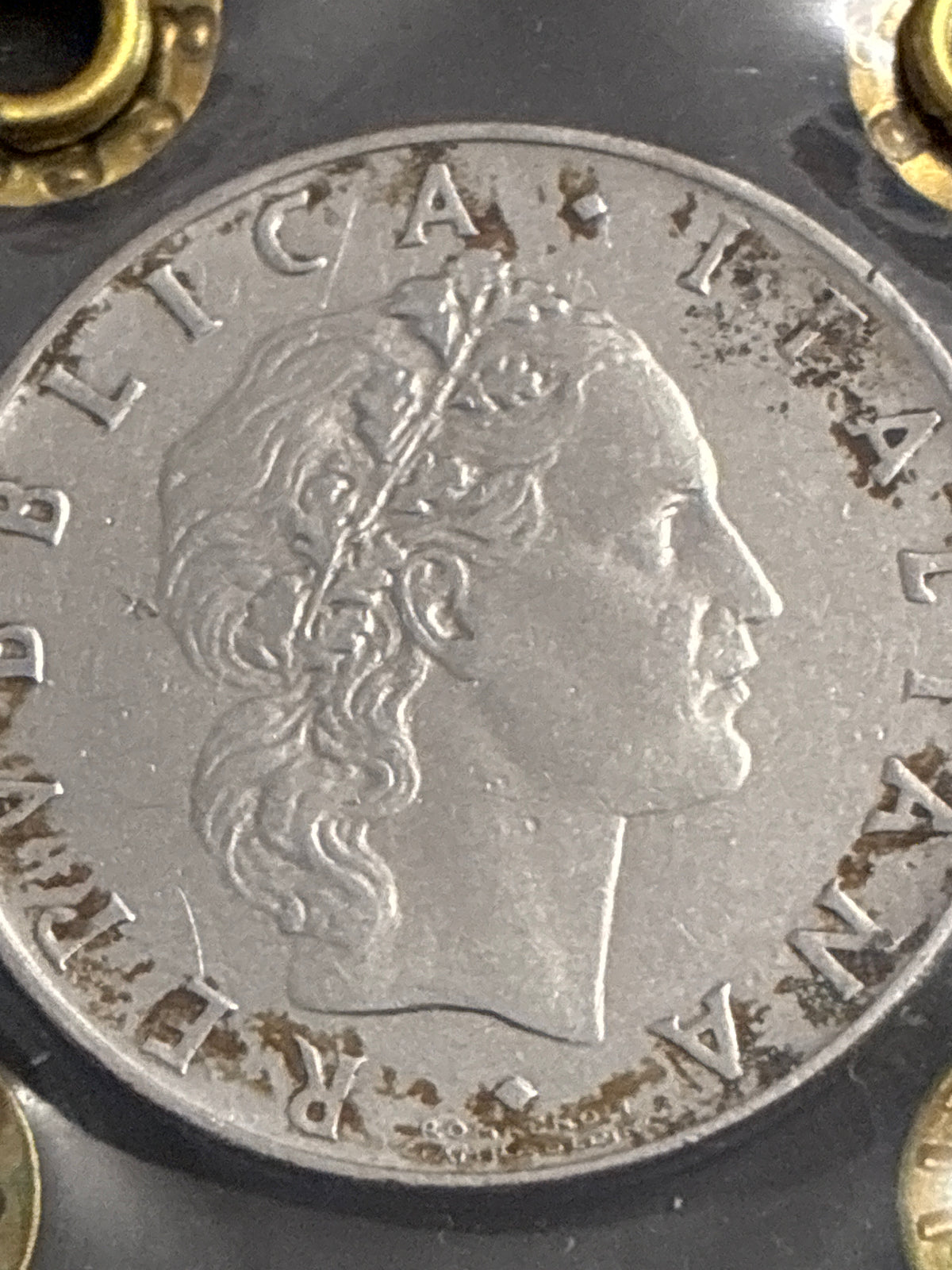 Moneta da 50 Lire 1963 Periziata Zilli - Errore di Conio: Riga di Metallo in Rilievo Verticale dal Bordo ai Capelli BB