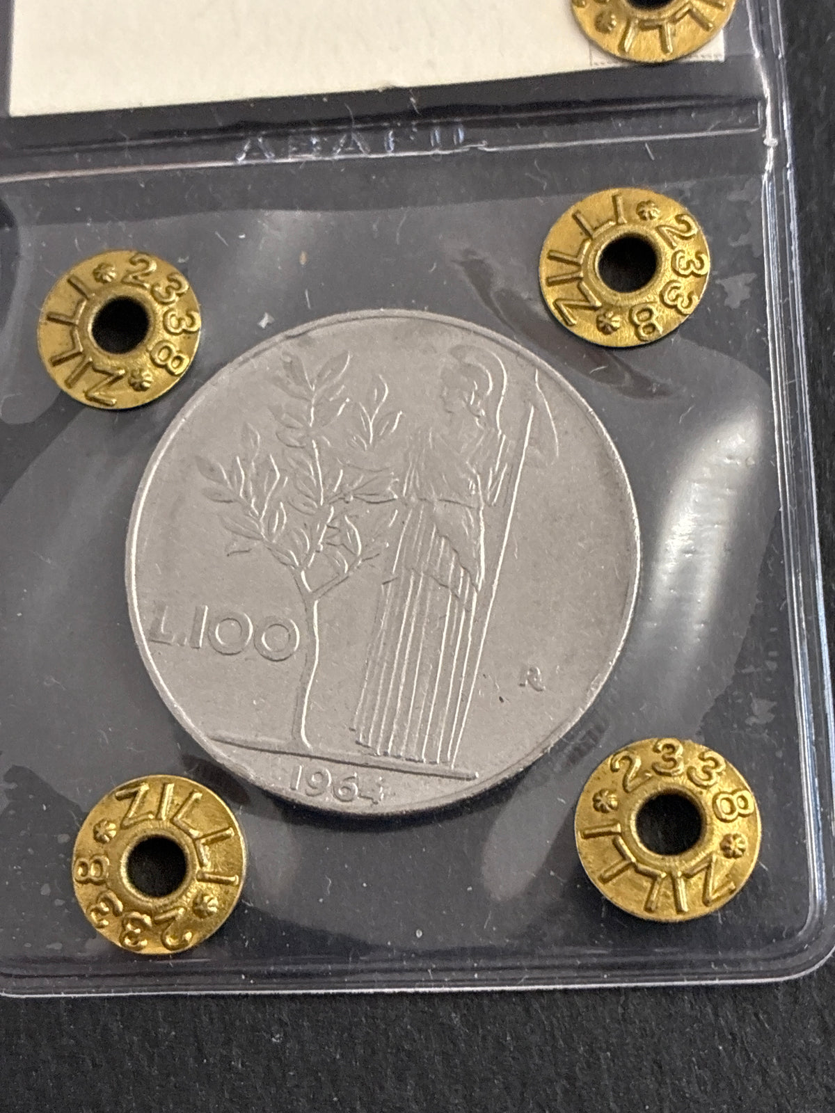 Moneta periziata da 100 Lire 1964 Minerva - Variante con errore di conio "Asse ruotato 335°" (Zilli 34) - Grado BB / NC