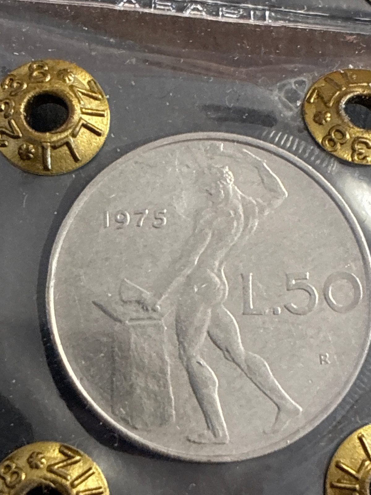 50 Lire 1975 "Vulcano" Variante Cifre Sottili ed Errore di Laminazione in Perizia BB
