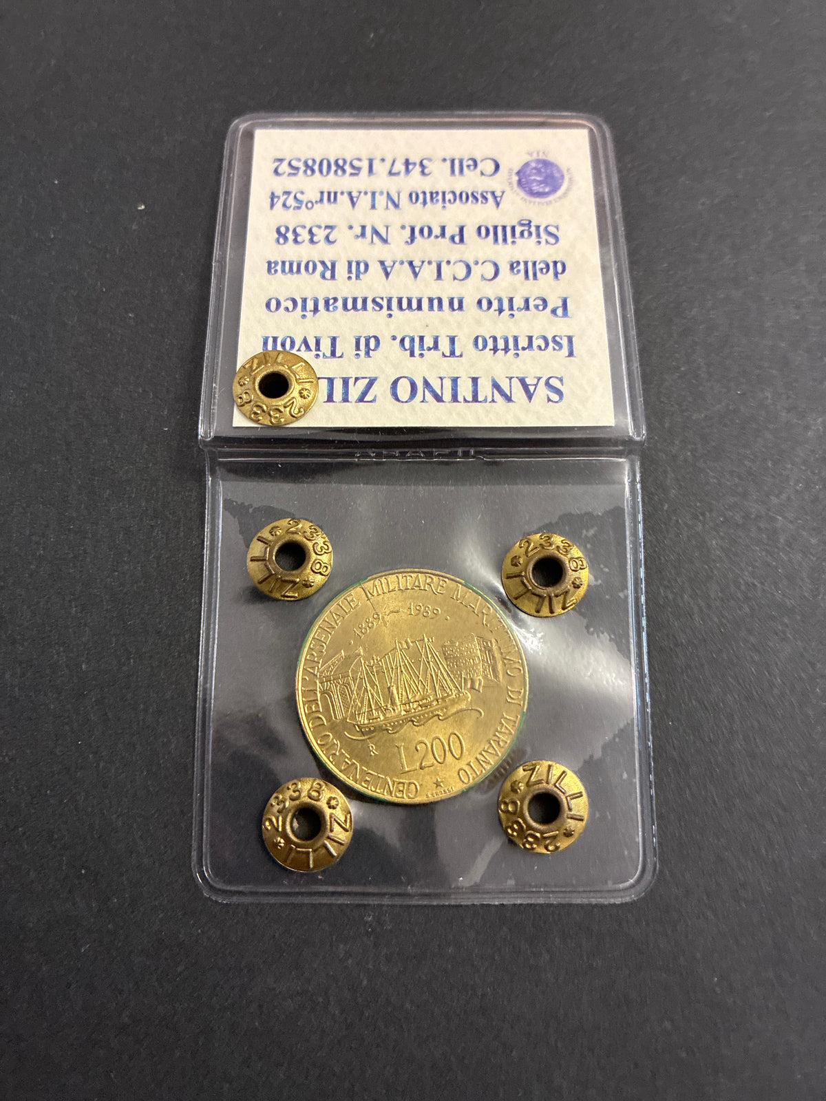 200 Lire Arsenale Taranto dell'89 Periziata con Errore di Conio Riga in Rilievo Fior di Conio FDC