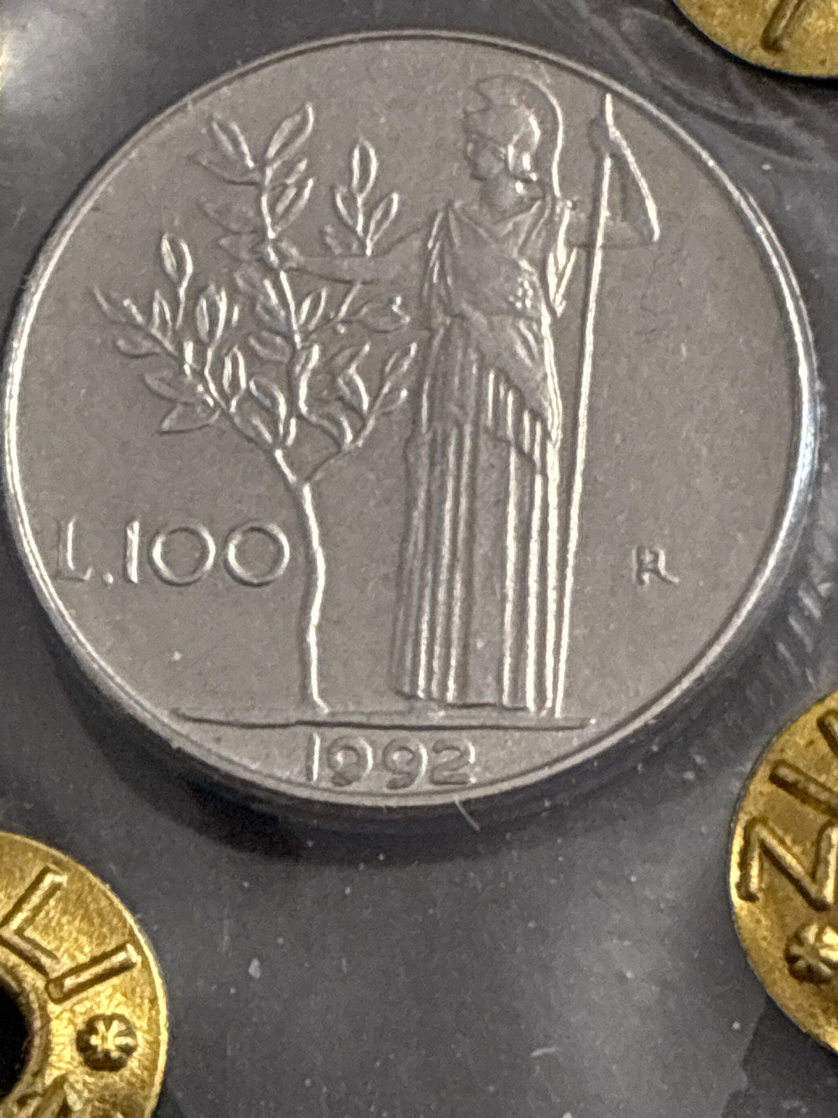 Moneta da 100 Lire 1992 Periziata Zilli - Errore di Conio: I Nr 99 Chiusi e Riga di Metallo in Rilievo Orizzontale FDC