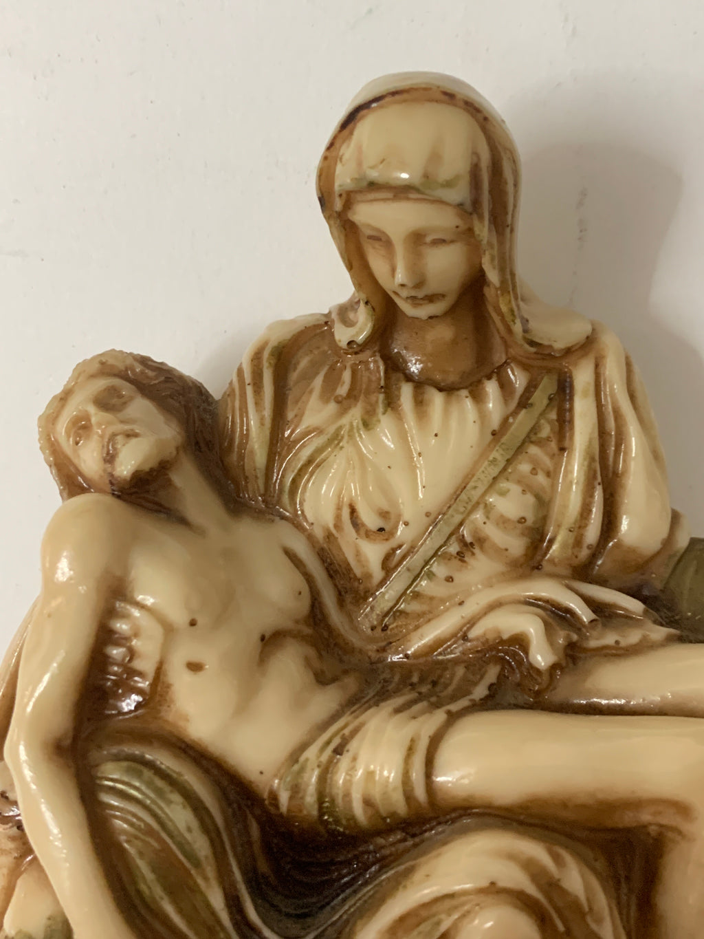 Scultura Pietà di Michelangelo Vintage – Statuetta Sacra in Resina Effetto Avorio