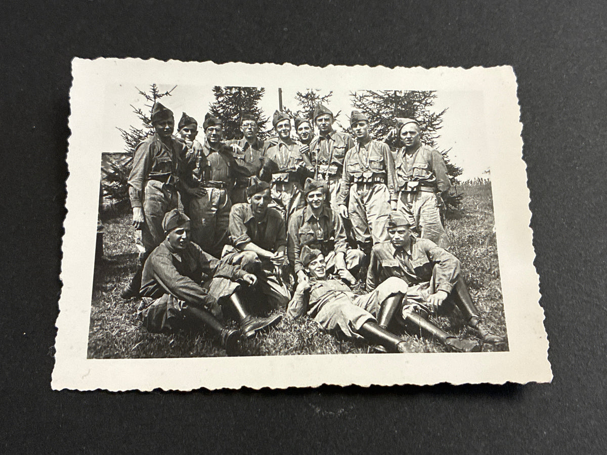 Gruppo di fanti del Regio Esercito Italiano in posa durante la Seconda Guerra Mondiale