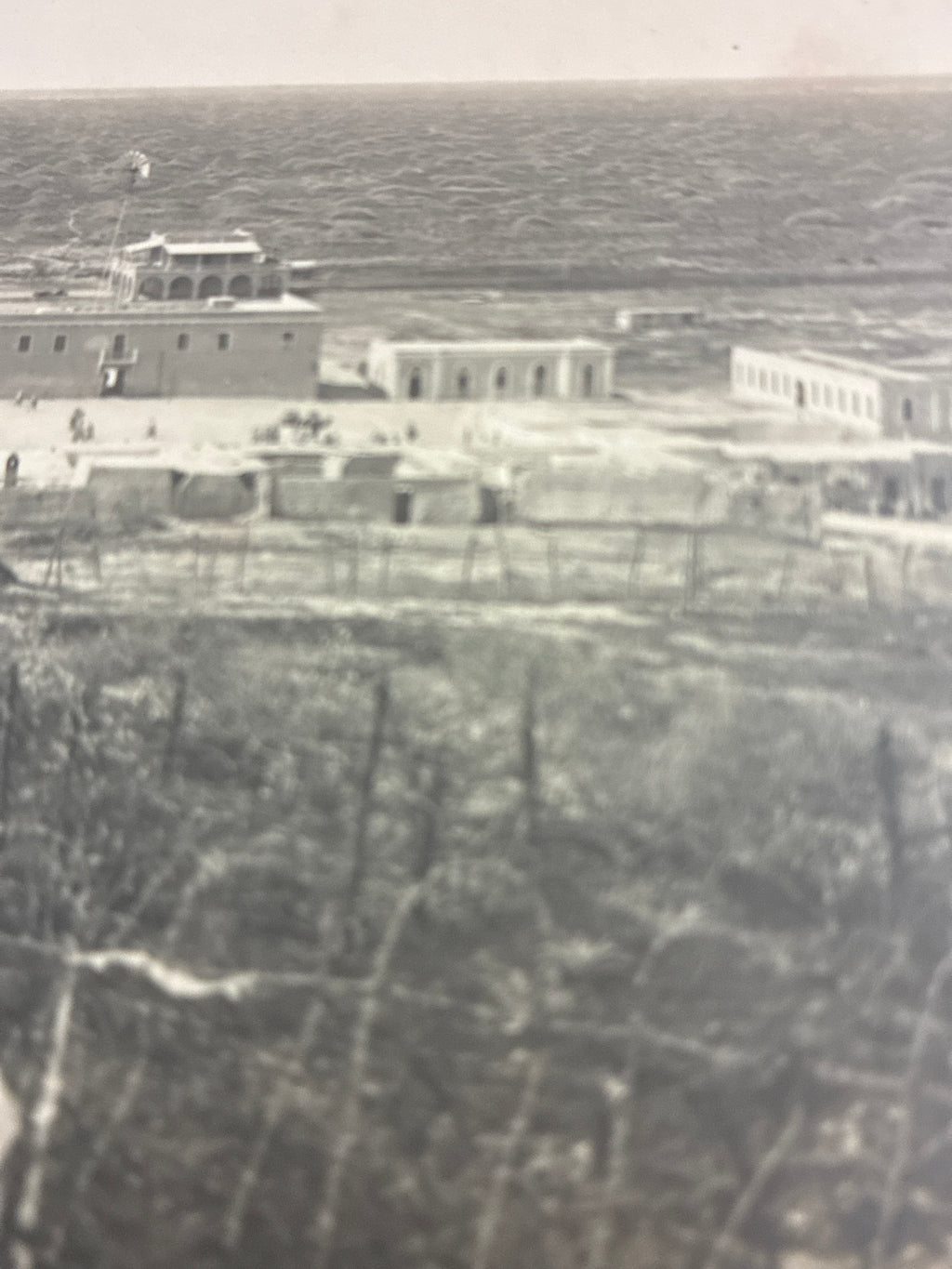 Cartolina postale italiana d'epoca coloniale del 1919 con veduta panoramica del fortino militare e del villaggio di Azizia in Libia.