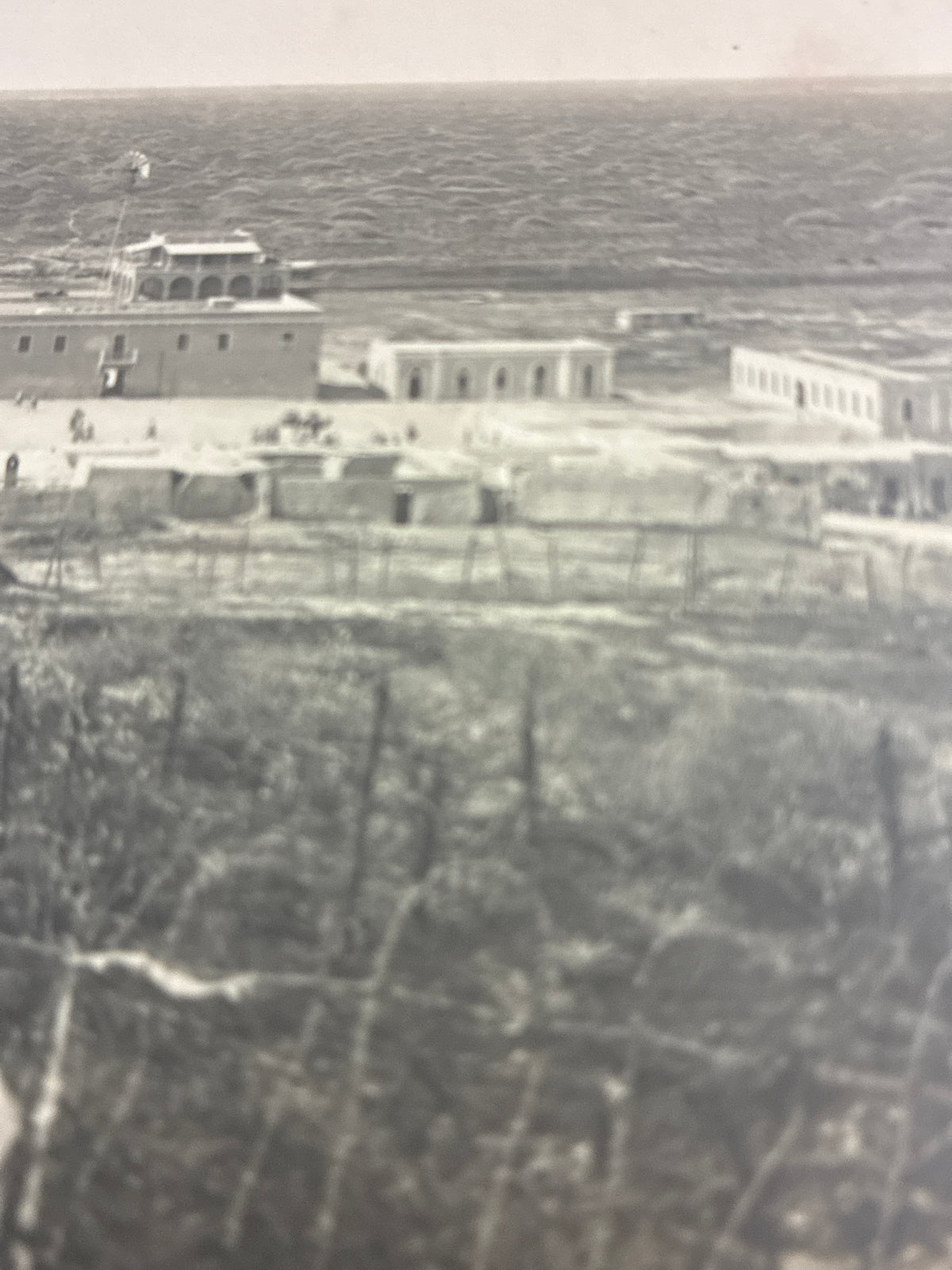 Cartolina postale italiana d'epoca coloniale del 1919 con veduta panoramica del fortino militare e del villaggio di Azizia in Libia.