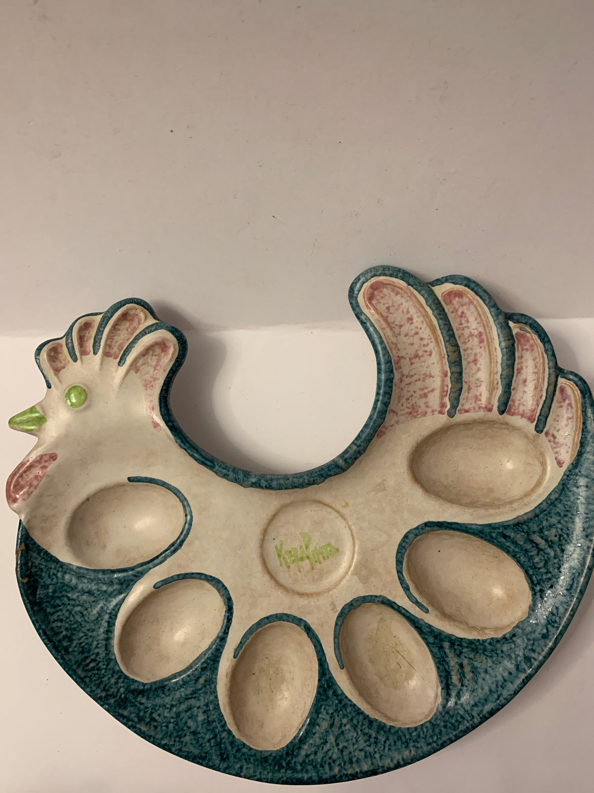 Piatto portauova vintage in ceramica a forma di gallina Keraprati con etichetta originale.