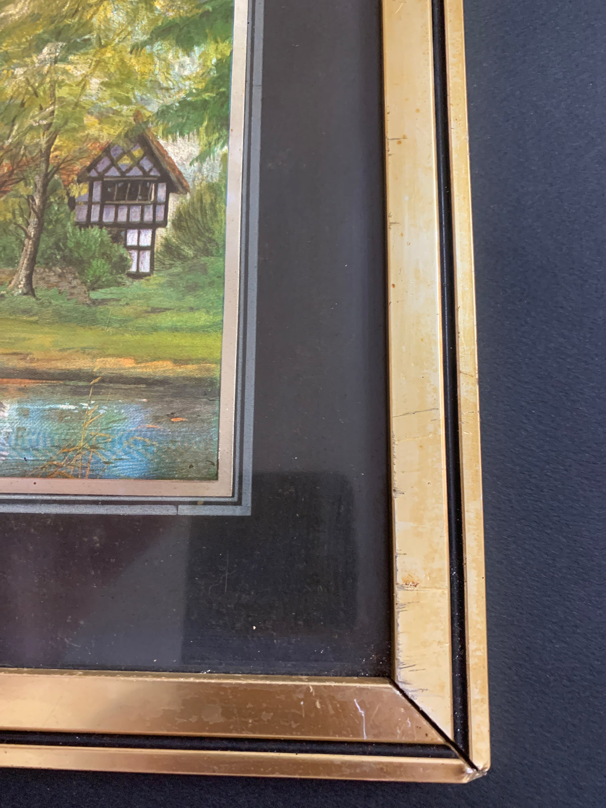 Quadretto Vintage Paesaggio Inglese con Cottage Tudor e Cigni sul Lago