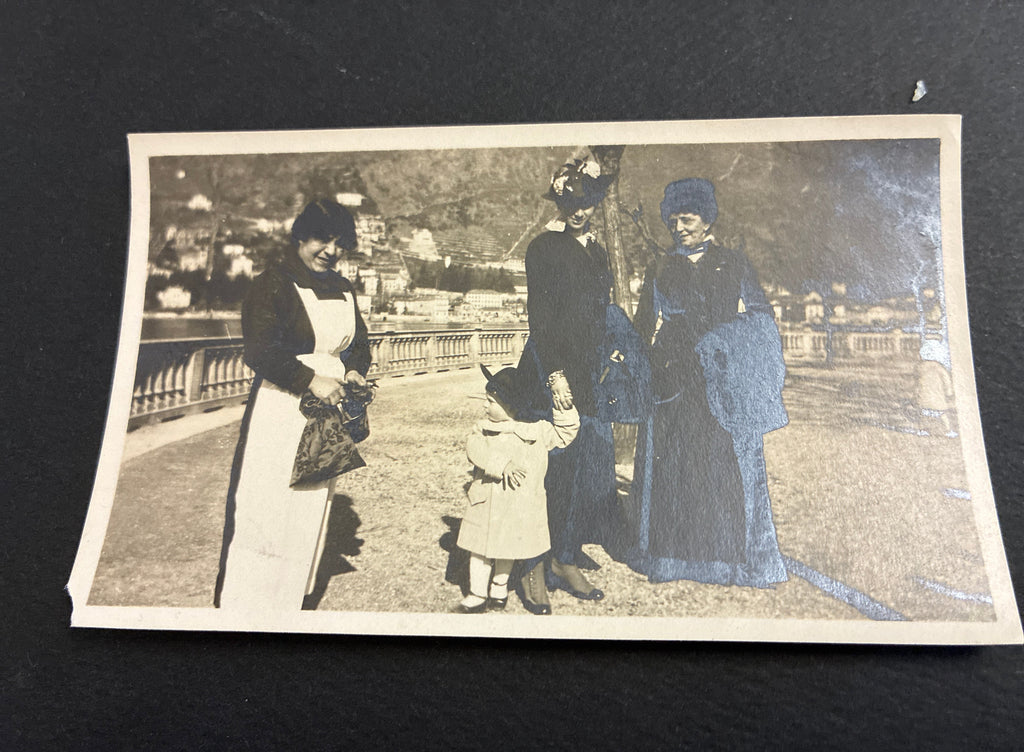 Ritratto di famiglia borghese con bambinaia sul lungolago durante la Prima Guerra Mondialeo