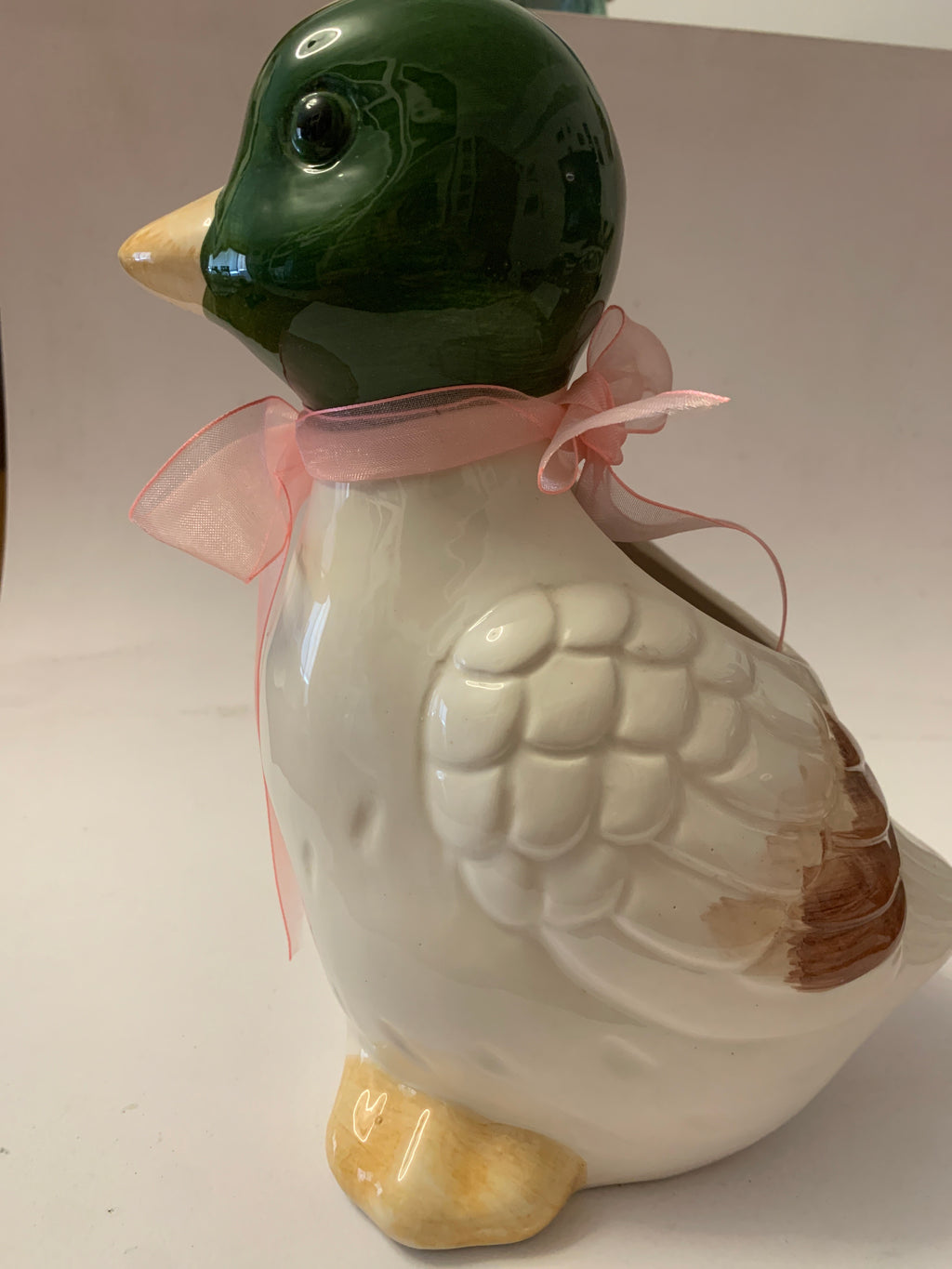 Vaso portafiori in ceramica a forma di anatra con fiocco rosa