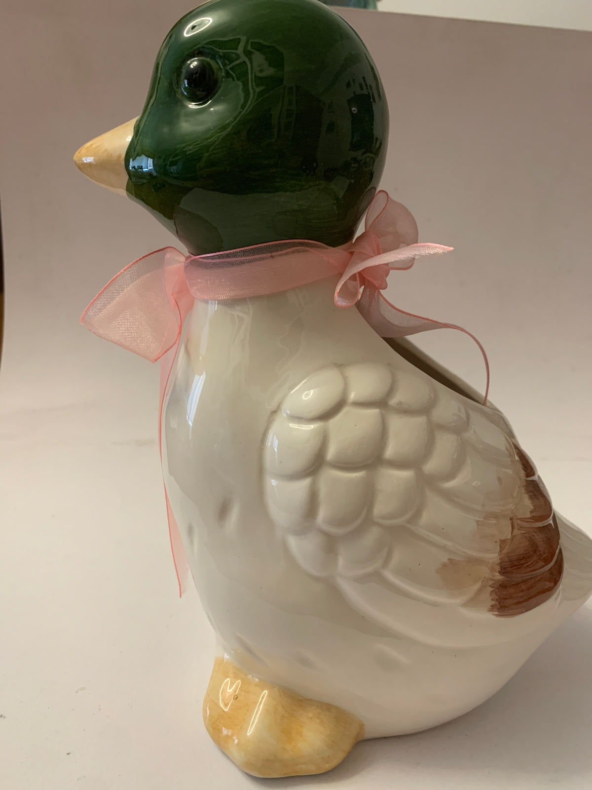 Vaso portafiori in ceramica a forma di anatra con fiocco rosa