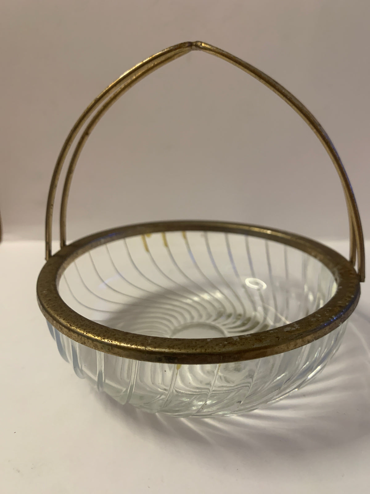 Cestino / Ciotola vintage in vetro lavorato a spirale con manico e bordo in metallo/ottone