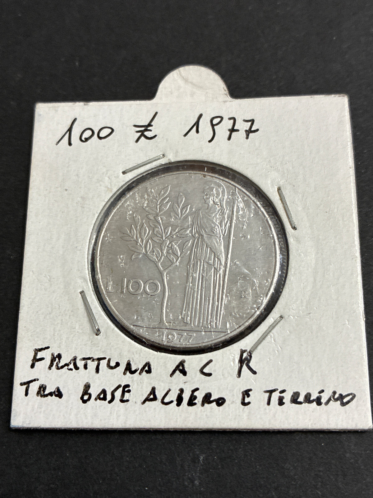 100 lire 1977 Errore di Conio per Frattura del Metallo in tra la Base dell'Albero e il Terreno al Rovescio