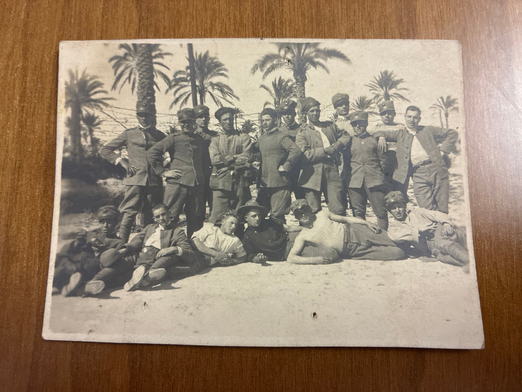 Foto ricordo di soldati del Regio Esercito nell'oasi libica
