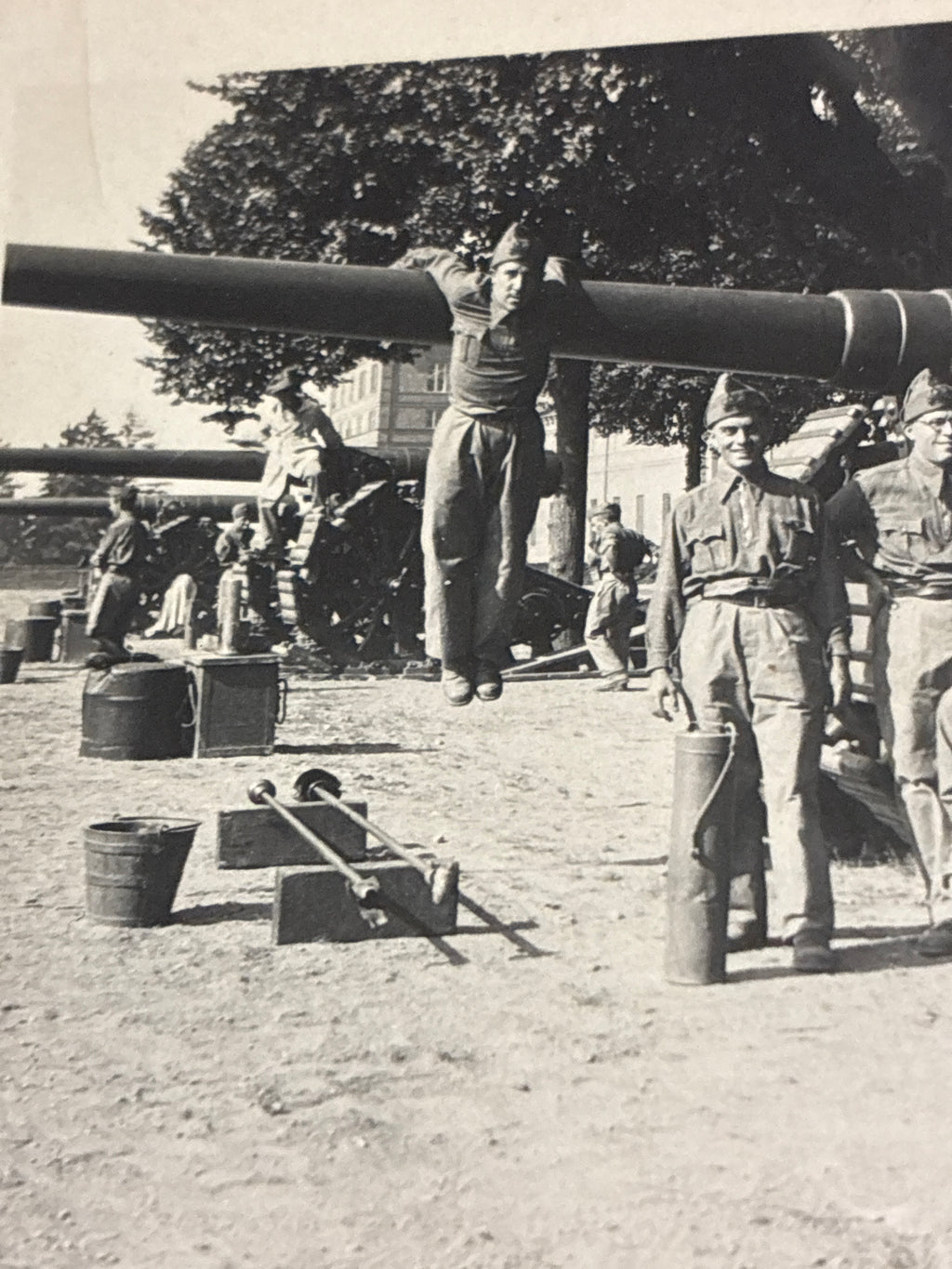 Serventi del Regio Esercito in posa con Cannone da 149/40 Mod. 1935 durante le Grandi Manovre