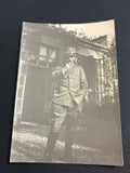 S.A.R. il Duca d'Aosta in posa informale mentre fuma nel giardino di una villa – Rara fotografia d'archivio originale datata Firenze 1913