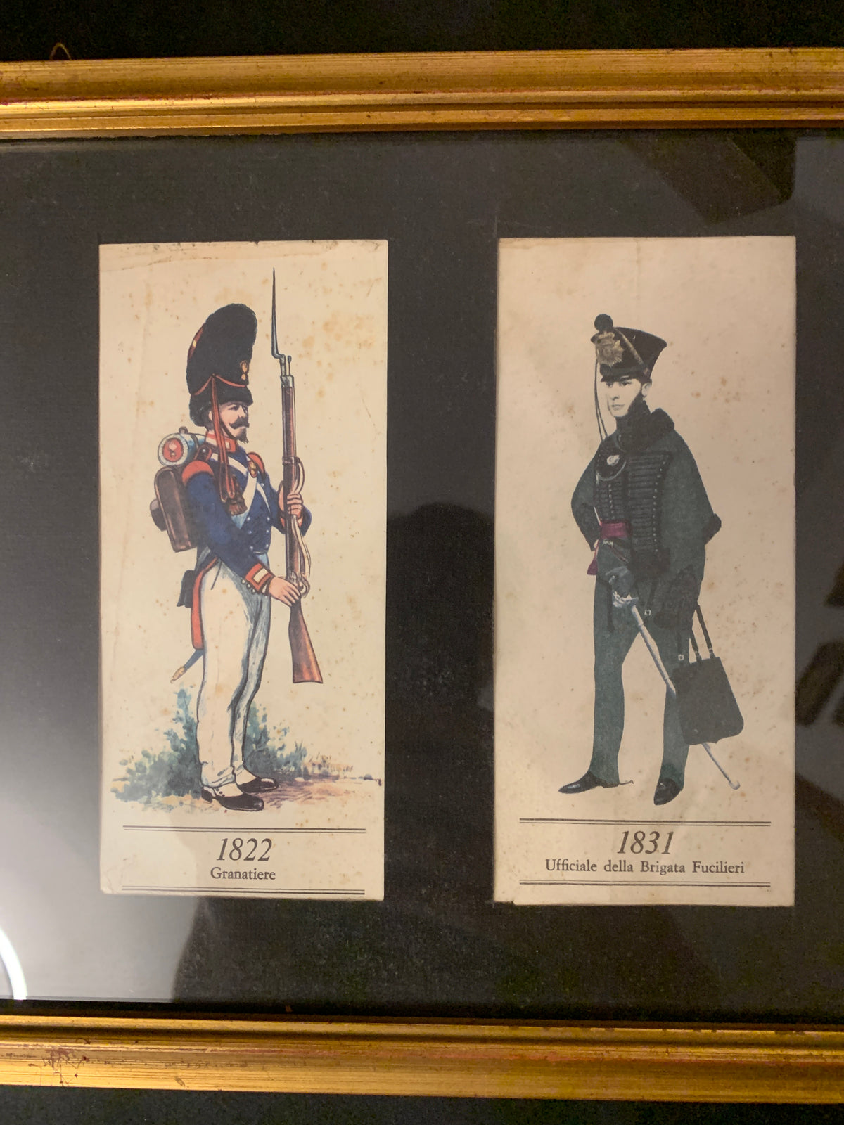 Serie di 3 quadri con stampe di uniformi militari storiche (1725-1863)