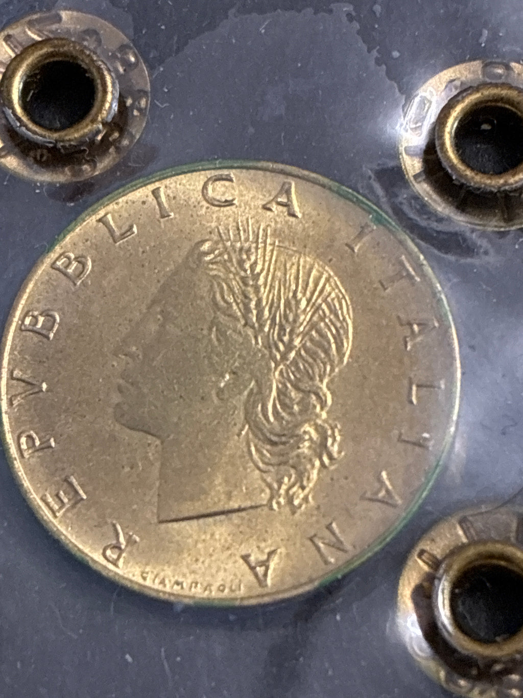 Moneta da 200 Lire 1980 Periziata Zilli - Errore di Conio: Manca L'Orecchio Q.FDC